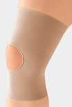 Knee with JuzoFlex Genu 303 with open patella in colour Beige