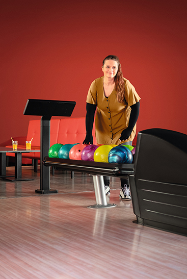 Une femme est assise sur un canapé et tient une tasse dans la main