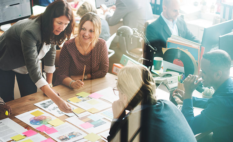 Coachen Sie Ihr Team an die Spitze Frau erklärt ihren Kollegen etwas