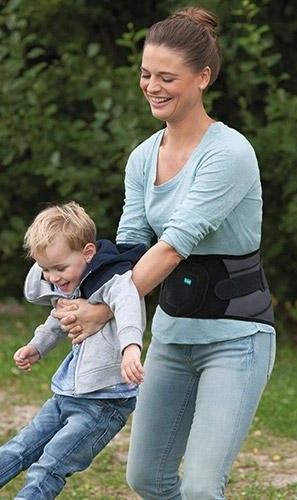 Juzo Lumbal Frau schwingt Kind