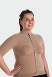 Mulher usando camisola de compressão torácica Juzo com encaixes para os braços