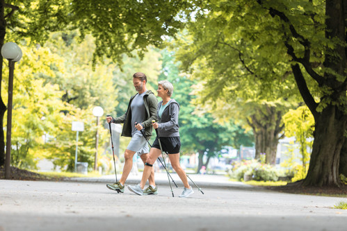 Mann und Frau beim Nordic Walking Mann und Frau beim Nordic Walking