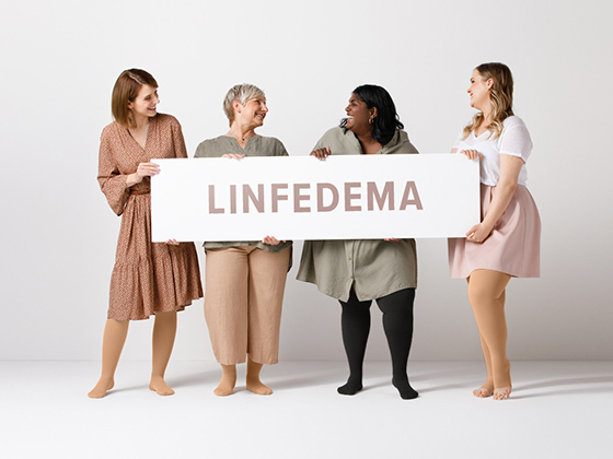 Vier Frauen halten gemeinsam das Schild ‚Linfedema