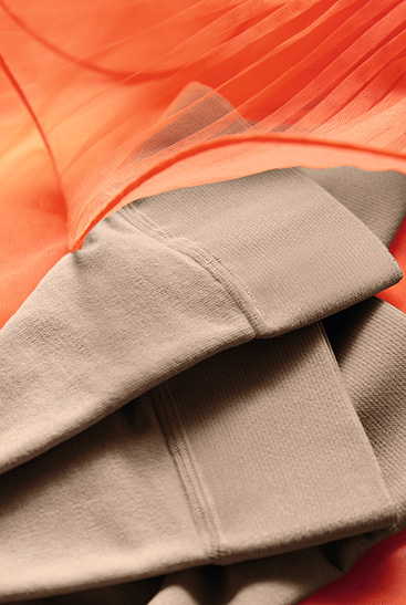 3. Lifestyle afbeelding Juzo Inspiration Juzo Inspiration maillot op een oranje tule jurkje