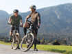 Zwei Freunde fahren zusammen Fahrrad