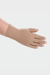 Frau trägt Juzo Kompressionshandschuh mit offenen Fingerspitzen