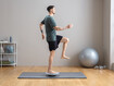 Ćwiczenie 2: Stanie na jednej nodze na platformie do balansowania z drugą nogą ugiętą w kolanie i biodrze 