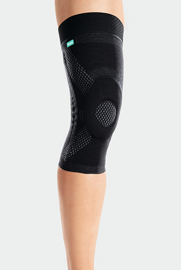 Knä med JuzoFlex Genu-Wide i färgen Svart