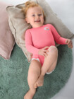 Baby mit Thoraxversorgung in der Farbe Rosa
