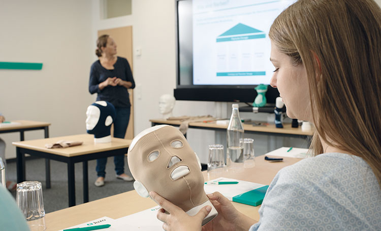 Narbentherapie Aufbau Frau hält Narbentherapie Kopfversorgung in ihren Händen