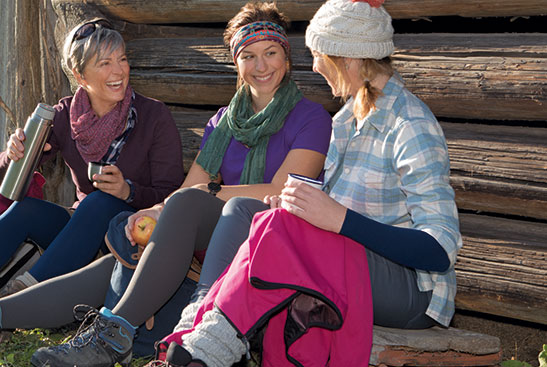 Uma mulher usa uma braçadeira da Juzo Dynamic Uma mulher usa uma braçadeira da Juzo Dynamic