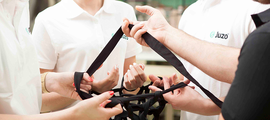 Tricotar manualmente Os trabalhadores da Juzo na produção a tricotar manualmente