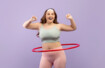 Frau macht Hula Hoop und hat Spaß dabei