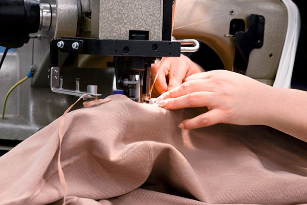 Atelier de couture 2 Femme en train de coudre un bas de compression
