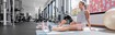 Vrouw draagt orthese in de fitness studio