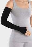Gauntlet with thumb stub in combination with compression sleeve colour black pepper