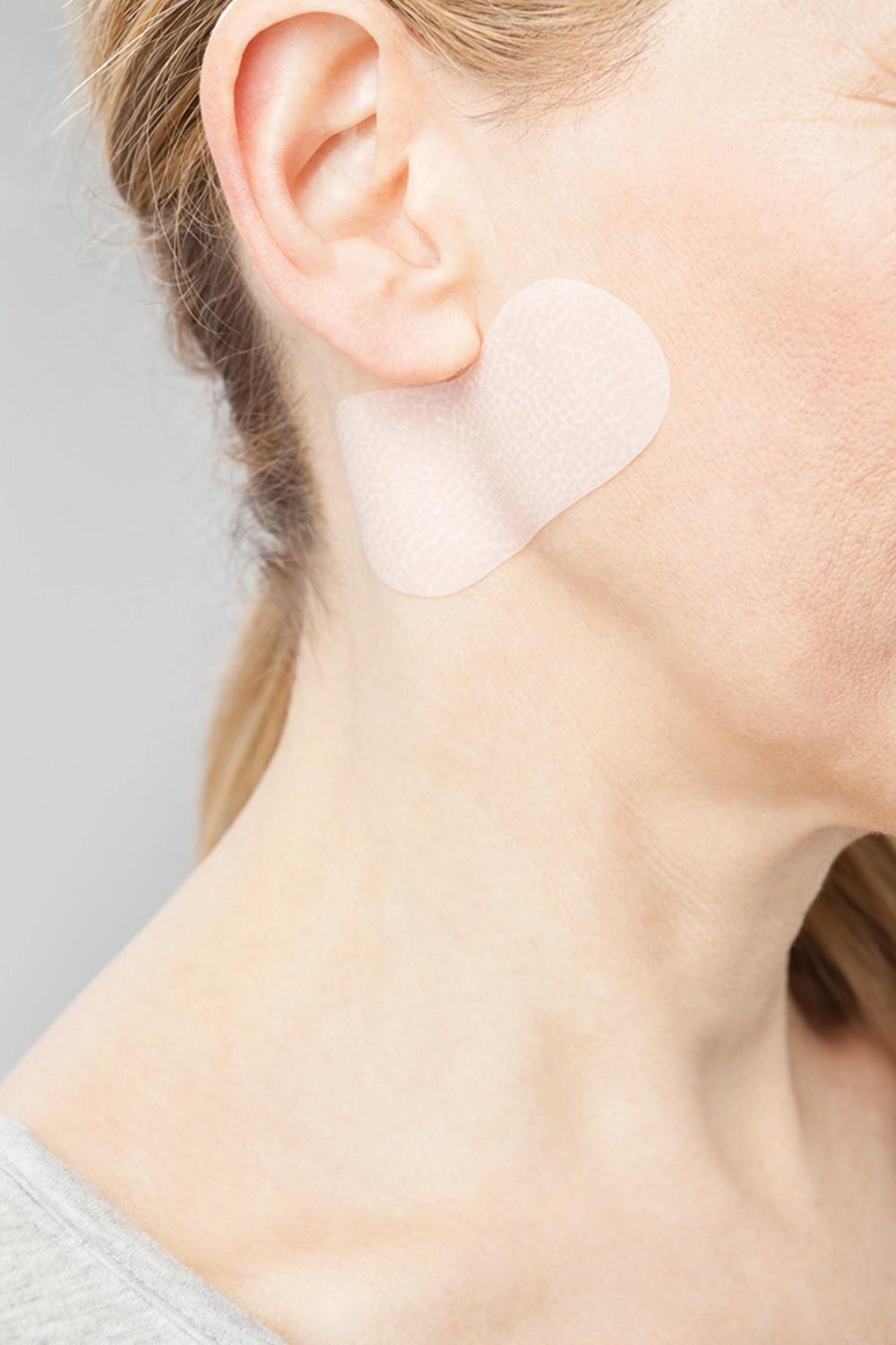 Mulher usando Juzo ScarPad no pescoço