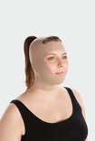 Mulher usando máscara facial de compressão Juzo