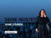 Text: Deine Muster - Deine Stärken - Jetzt entdecken! Daneben steht eine rothaarige Frau, welche ein Kleid und eine Armkompression in der Farbe Batik-Schwarz Blaubeere trägt