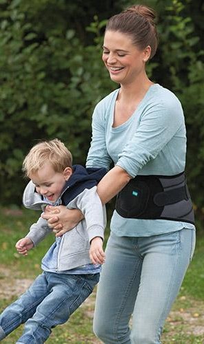 Juzo Lumbal Mujer balancea a un niño