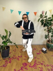 Ein Mann trägt ein DJ-Outfit und macht Musik mit seinem Mischpult.