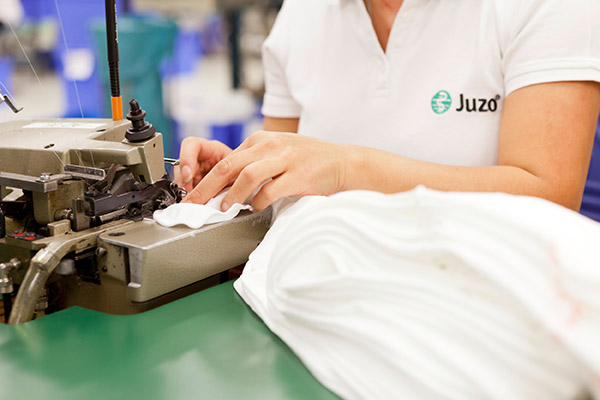 Atelier de couture Femme à côté d'une machine à coudre