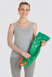 Kvinna håller ett påtagningshjälpmedel, Arion Easy-Slide Arm