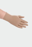 Frau trägt Juzo Kompressionshandschuh mit geschlossenen Fingern