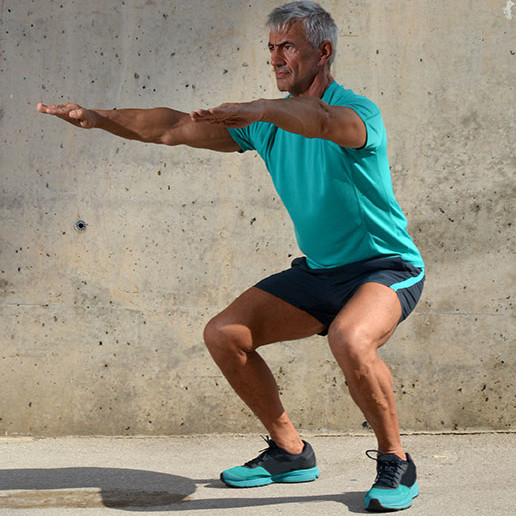Un homme fait un squat Un homme fait un squat
