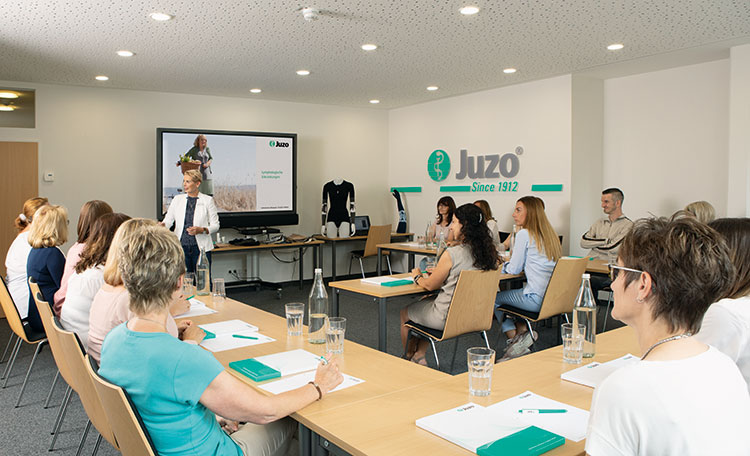 Lymphologie Aufbau Personen sitzen im einem Vortrag