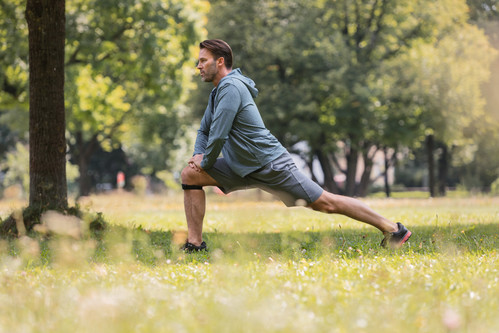 Mann macht einen Ausfallschritt Mann macht einen Ausfallschritt