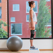 Kobieta stoi dwiema nogami na stepie do aerobiku