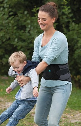 Juzo Lumbal Mulher empurra criança no baloiço