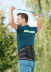 Mann macht Sport mit Orthese 