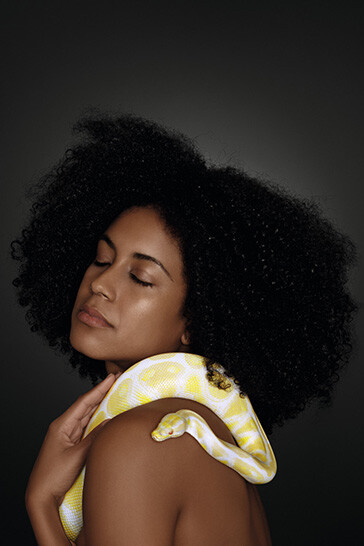 1. Lifestyle billede Juzo Move Kvinde med en gul slange