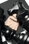 Juzo Dynamic kousen op een groot schaakbord met schaakstukken