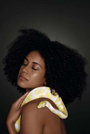 1. Lifestyle image Juzo Move  Woman has a yellow snake on her shoulder