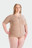 Mulher usando camisola de compressão torácica Juzo, variante Body