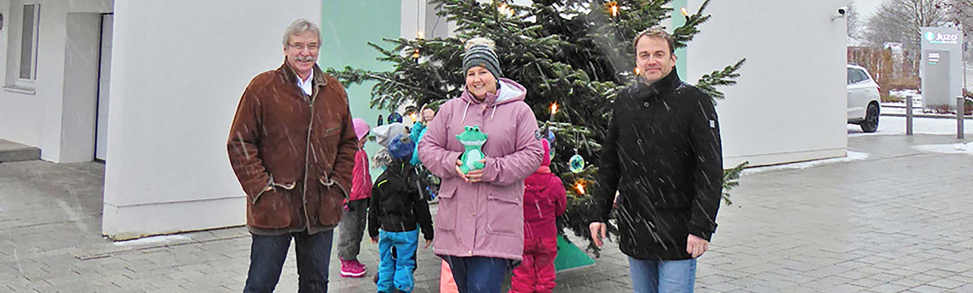 Weihnachtsbaum und Kinderaugen strahlen um die Wette