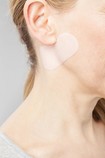 Kvinna använder Juzo ScarPad på halsen