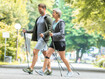 Mand og kvinde går Nordic Walking
