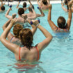 Viele Erwachsene beim Aquafitness im Pool