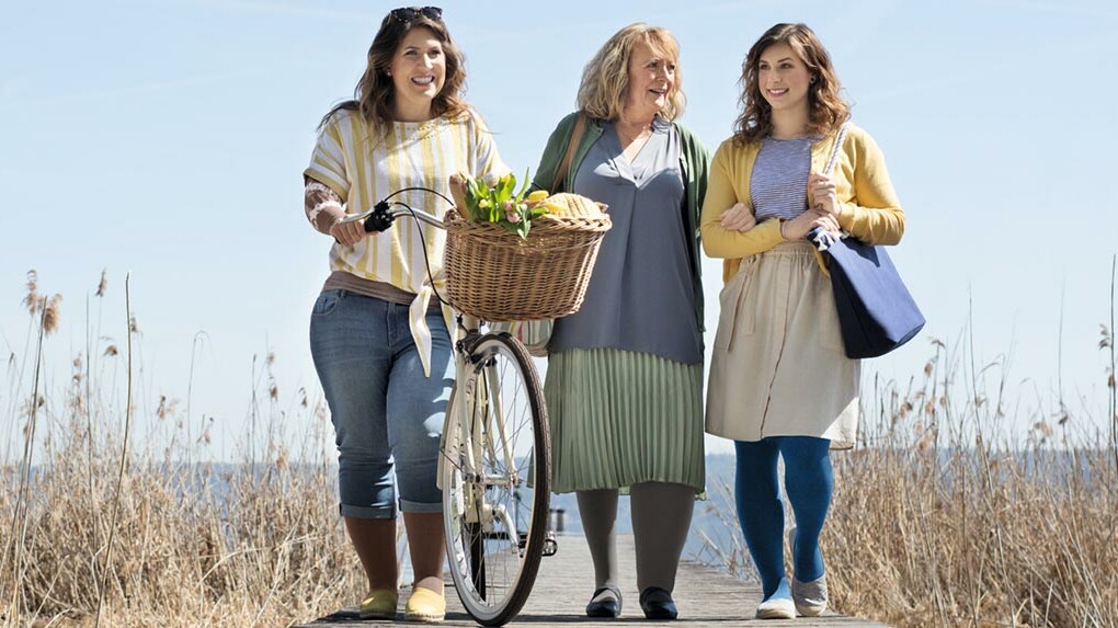 MLD Wissensseite Drei Frauen auf einem Steg tragen Kompressionsstrümpfe