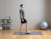 Exercício 2: Equilíbrio numa perna em cima de uma prancha de equilíbrio com flexão do joelho e da anca 