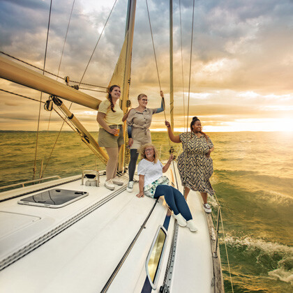 Lymphologie 4 Frauen mit lymphologischen Versorgungen befinden sich auf einem Boot auf dem Meer