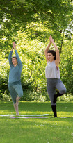 Vrouwen beoefenen yoga in het park met Juzo Move