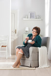 Mulher com meias Juzo Ulcer Pro, bebendo chá no maple