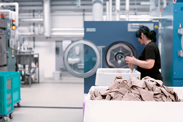Buanderie Femme en train de trier les bas de compression pour leur lavage