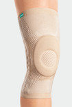 Knie met de JuzoFlex Genu Xtra in de kleur beige