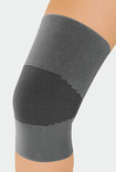 Knie met de JuzoFlex Genu 303 in de kleur antraciet